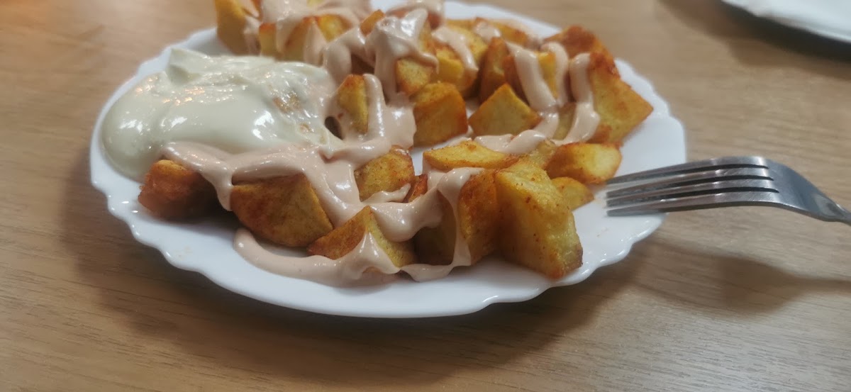 Patatas bravas con salsa