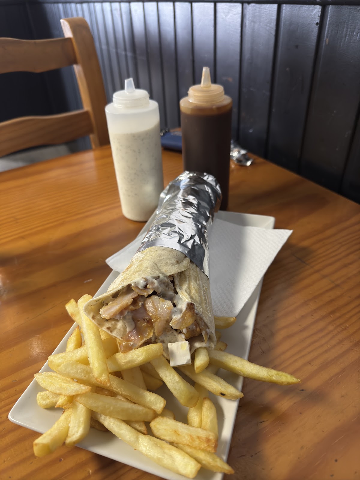 Kebab con patatas fritas y botes de salsa