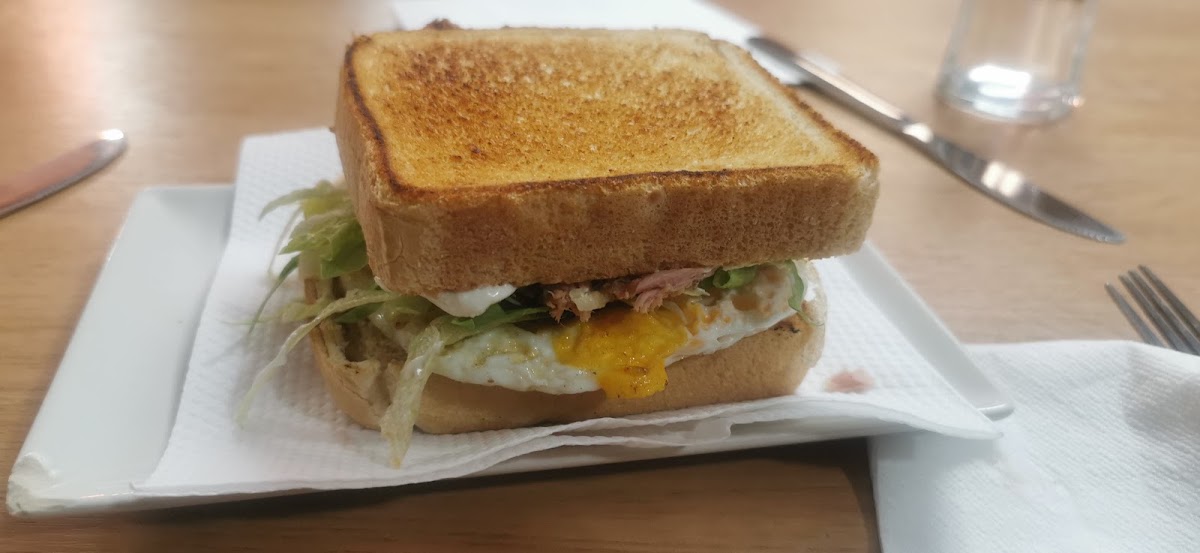 Sándwich tostado con huevo